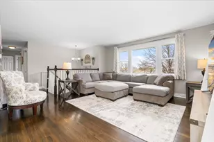 8932 S 85th Ct, Hickory Hills, IL 60457 - Photo 9