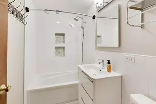 946 W Sheridan Rd, Chicago, IL 60613 - Photo 11