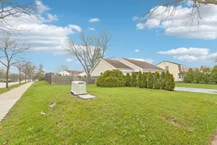 2 Emerson Dr, Schaumburg, IL 60194 - Photo 33