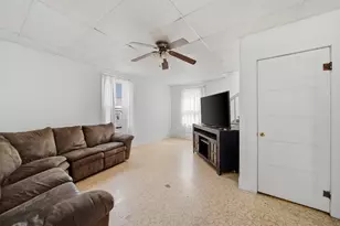 911 W 5th St, Sterling, IL 61081 - Photo 5