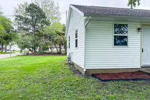 1320 Hedge Rd, Champaign, IL 61821 - Photo 3