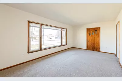 319 N Lord Avenue, Carpentersville, IL 60110 - Photo 5