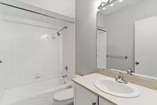 1535 W Oakdale Ave, Chicago, IL 60657 - Photo 15