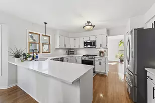 1601 Crowfoot Cir N, Hoffman Estates, IL 60169 - Photo 7
