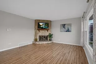 1423 S Busse Rd, Mount Prospect, IL 60056 - Photo 3