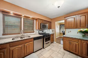 8918 S Francisco Ave, Evergreen Park, IL 60805 - Photo 5
