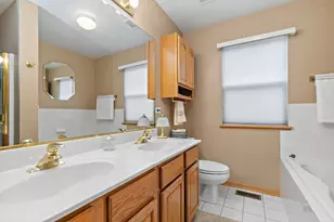 910 Cynthia Ln, Lake in the Hills, IL 60156 - Photo 17
