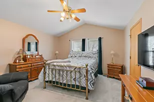 910 Cynthia Ln, Lake in the Hills, IL 60156 - Photo 15