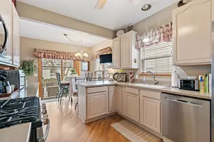 910 Cynthia Ln, Lake in the Hills, IL 60156 - Photo 7