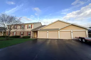 400 Woodview Cir, Elgin, IL 60120 - Photo 35