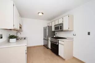 400 Woodview Cir, Elgin, IL 60120 - Photo 15