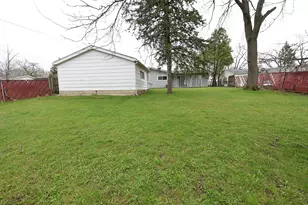 704 Lincolnwood Dr, Streamwood, IL 60107 - Photo 3