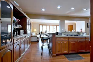 357 N Pioneer Dr, Addison, IL 60101 - Photo 7