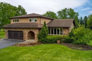 36W345 Barton Dr, Saint Charles, IL 60175 - Photo 1