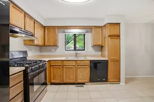 1925 Golf View Dr, Bartlett, IL 60103 - Photo 7