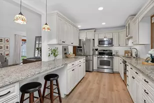 6812 Woodridge Dr, Woodridge, IL 60517 - Photo 9