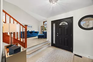 547 Newberry Dr, Elk Grove Village, IL 60007 - Photo 3
