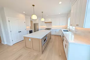 396 S Prospect Ave, Elmhurst, IL 60126 - Photo 3