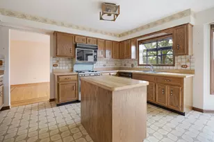 1274 Biscayne Dr, Elk Grove Village, IL 60007 - Photo 9