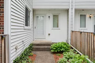 16 Wintergreen Ct, Woodridge, IL 60517 - Photo 3