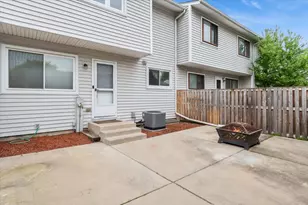 16 Wintergreen Ct, Woodridge, IL 60517 - Photo 5