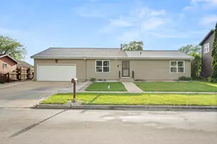 1605 Longwood Dr, Sycamore, IL 60178 - Photo 1
