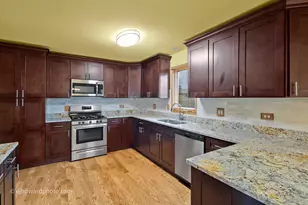 13714 Woodridge Ln, Orland Park, IL 60462 - Photo 7