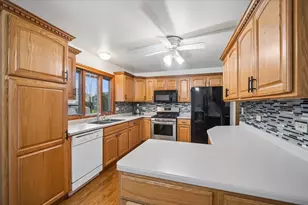 252 Ewell Ct, Bartlett, IL 60103 - Photo 5