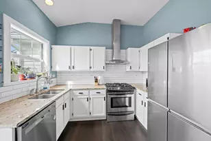 648 Portage Ct, Vernon Hills, IL 60061 - Photo 9