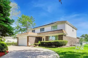 1631 E Greenwood Dr, Mount Prospect, IL 60056 - Photo 1