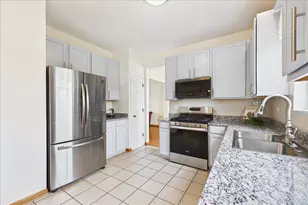 913 Meadowridge Dr, Aurora, IL 60504 - Photo 9