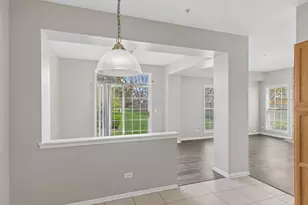 2075 Ivy Ridge Dr, Hoffman Estates, IL 60192 - Photo 9