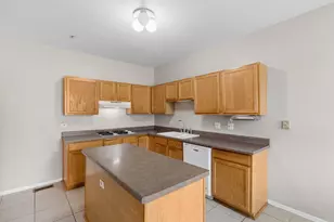 2075 Ivy Ridge Dr, Hoffman Estates, IL 60192 - Photo 7