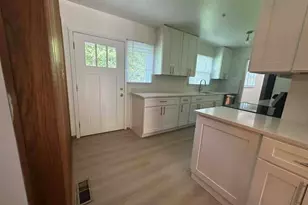 2030 Crestwood Ln, Palatine, IL 60067 - Photo 7