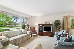 902 S See-Gwun Ave, Mount Prospect, IL 60056 - Photo 3