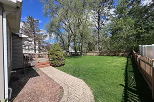 340 Greenview Dr, Crystal Lake, IL 60014 - Photo 3