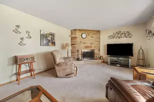 1312 Royal Dr, Montgomery, IL 60538 - Photo 3