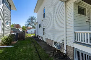 2036 13th St, Moline, IL 61265 - Photo 3