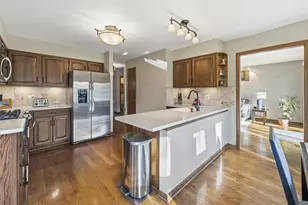 63 Country Club Dr, Prospect Heights, IL 60070 - Photo 7