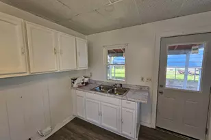 415 E Johnson St, Fairfield, IL 62837 - Photo 9