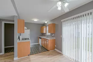 1431 W Split Oak Cir, Round Lake Beach, IL 60073 - Photo 5