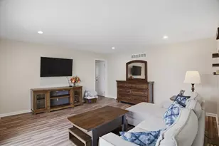 25 Devonshire Cir, Elgin, IL 60123 - Photo 9