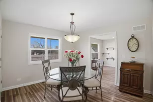 25 Devonshire Cir, Elgin, IL 60123 - Photo 5