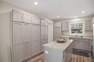 25 Devonshire Cir, Elgin, IL 60123 - Photo 3