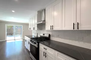 823 Banyan Dr, Elk Grove Village, IL 60007 - Photo 9