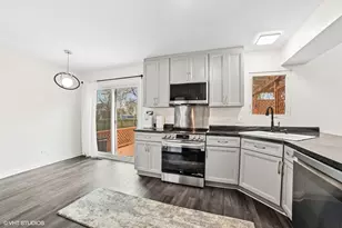 18 Ascot Ln, Streamwood, IL 60107 - Photo 5