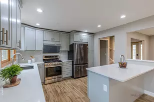5195 Castaway Ln, Hoffman Estates, IL 60010 - Photo 7