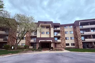 3350 N Carriageway Dr, Arlington Heights, IL 60004 - Photo 1