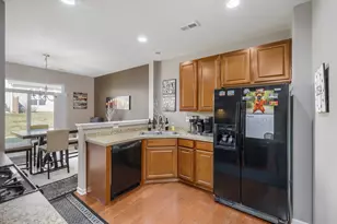 422 Victoria Ln, Elgin, IL 60124 - Photo 7