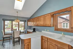 8827 Clearview Dr, Orland Park, IL 60462 - Photo 5